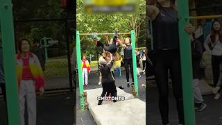 Бабуля в 80 лет на турнике крутит финты! 😱