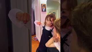 TRAMPA AL LADR0N CON EL LAPIZ LABIAL ROJO #shortviral #humor #comedia #familiaibañez #fypviralシ