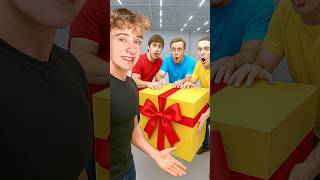 Losowe osoby trzymają boxa dla nagrody