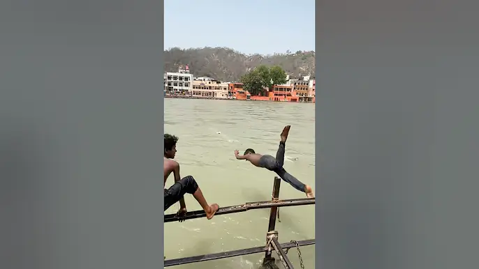 50 रुपये के लिये इतना जोखिम आगे वीडियो में देखें 😰