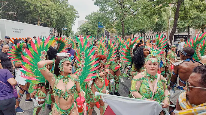 Binticinco grupo a pone ambiente den Zomercarnaval na Rotterdam