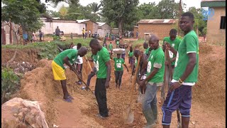 Des jeunes s’impliquent dans l’aménagement de la route à Kagamangoula