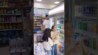 طفلة صغيرة تساعد اختها المريضة وتشتري لها الطعام والدواء لتعالجها🥺😭وعندما رأها الشاب شاهد مافعله🥹