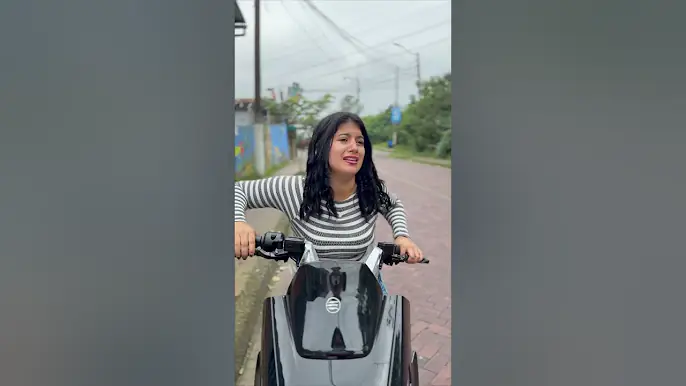 Le prestaron una moto como prueba y hizo esto