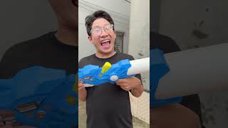 Hạt tiêu bị mẹ ghẻ mắng vì chơi súng nước thổi bong bóng #hattieu