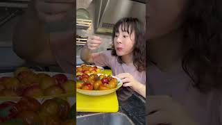 这果子看起来这么漂亮，吃一口酸的能把人送走…#亲子搞笑#人类幼崽 #萌娃 #美食 #亲子互动