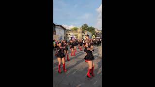 Desfile con las hermosas chicas bailarinas cachiporristas Salvadoreñas.