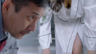 늙은 배달부가 젊은 아내를 몰래 엿본다