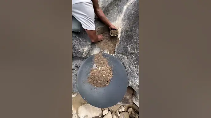 Wow!!! A large quantity of gold grains was found beneath the rocks wedged above the marl.