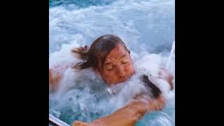 Les pieds de l’homme sont attachés à une ancre et on le jette à la mer.#movie #film #france