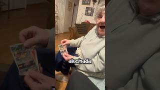 Esta Abuelita Abrió Un Sobre Pokémon Y Le Toca Algo Increíble