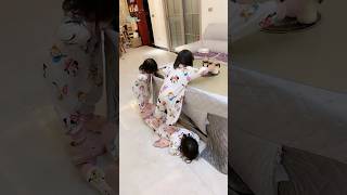 不愧是三胞胎姐妹，真有默契！😂 #家有萌娃 #三胞胎vlog #爸爸帶娃記 #lovelybaby #lovelygirl