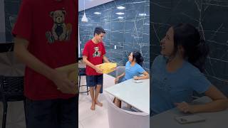 100 reais ou um presente misterioso? #humor #memecasal #comedia #casal