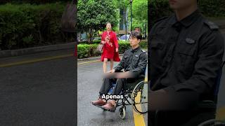 Lo que le hicieron a este guardia te romperá el corazón 😢💔