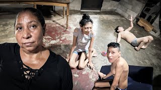 3 hijos en el suelo LA HISTORIA de una madre salvadoreña