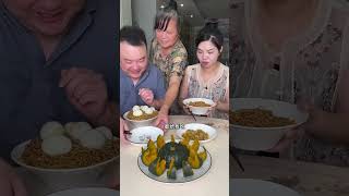 The stingy husband thought he was eating stewed pork ribs, but it turned out to be an empty pot