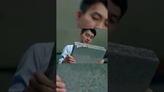 người đàn ông phát hiện ra cơ hội kinh doanh lớn khi vừa chạm vào viên gạch lát sàn