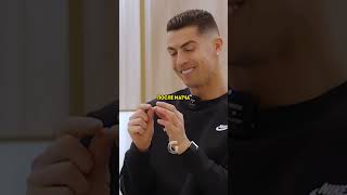 Криштиану Роналду обеспечивает друга, который отдал ему мяч во время показательного выступления!