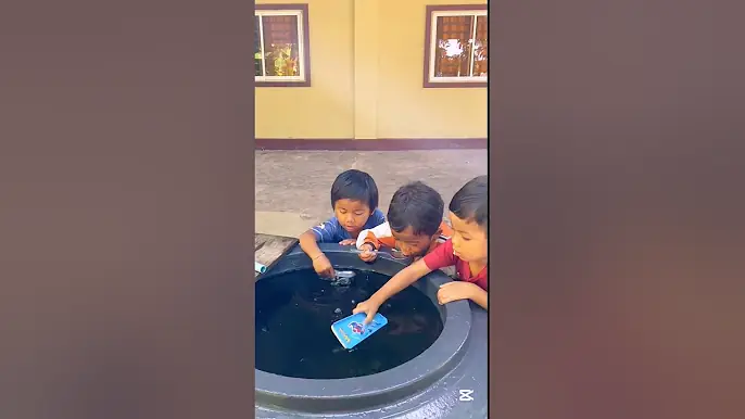 Easily remove iron from jars or water containers with this innovative solution. #bushcraft #shorts