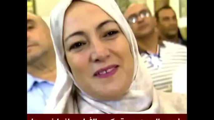 لحظة تكريم التلميذة رونق زاني صاحب المرتبة الأولى وطنيا بالبكالوريا، في قصر الشعب من طرف الرئيس ج