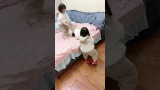 相差一分钟的三胞胎，互相帮助的画面太有爱了❤️#家有萌娃 #三胞胎vlog #爸爸帶娃記 #lovelybaby #lovelygirl