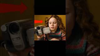 فتاة تمسك بـ سانتا كلوز وهو يضع هدية في منزلها 🎁🎅 #قصير