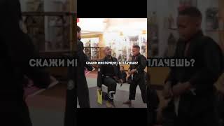 На тренировке мудрый тренер наставляет своих учеников, учит их преодолевать трудности!