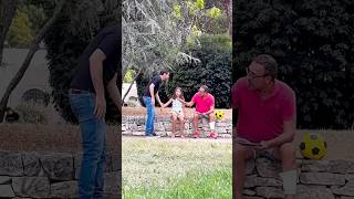 Mi sto preoccupando di una bambina non di una sconosciuta❤️ #kindness #kids #help #socialexperiment