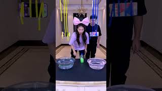 Tantangan berdiri di dalam botol, haha ​​​​sangat mengasyikkan~ #lucu #partygamechallenge