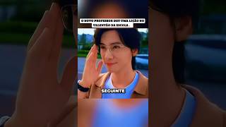 O novo professor deu uma lição no valentão da escola.