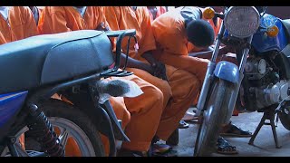 Des détenus mineurs de Ngaragba apprennent la mécanique moto pour une réinsertion sociale