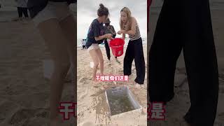 联合双胞胎美女给妹妹在海边制作一个水箱陷阱#funny #搞笑 #整蛊 #comedy