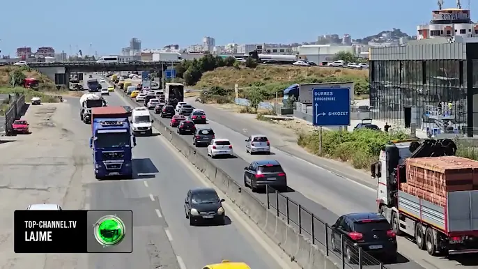 Top Channel/ Rruga nuk po pastrohet, në autostradën Tiranë-Durrës bizneset nuk po çmontojnë