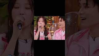 一听到虞书欣的名字 丁禹兮马上竖起耳朵凑近听!#丁禹兮 #中餐厅9