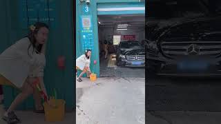 姐姐洗车故意用牛奶捣乱，看姐姐什么反应！#两只马儿 #搞笑 #整蛊 #姐妹 #funny