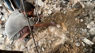 انتشال جثامين شهداء أطفال من تحت أنقاض منازل استهدفت بقصف إسرائيلي في حي تل الهوا بمدينة غزة