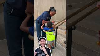 Ele ficou com a cabeça presa e precisou de ajuda pra sair!