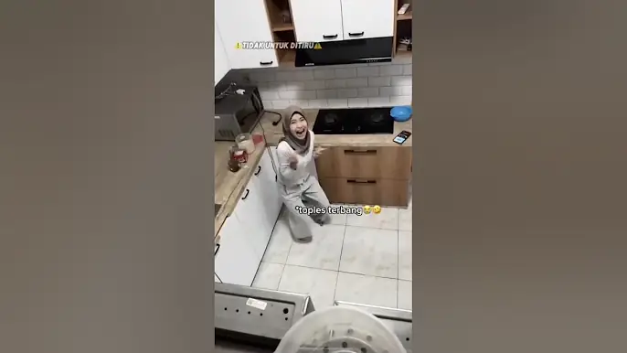 PRANK KAGETIN PACAR DARI ATAS KULKAS😱NGAKAK NGELIAT DIA KAGET😭🤣