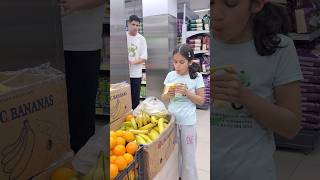 طفلة تسرق الطعام في المتجر وتأكله لكن عندما رأها الشاب لن تصدق ماذا فعل 🥹😭؟؟