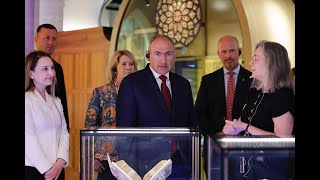 Վարչապետը Վաշինգտոնի Աստվածաշնչի թանգարանին է նվիրել Գրիգոր Նարեկացու նկարազարդ մատյանի կրկնօրինակը