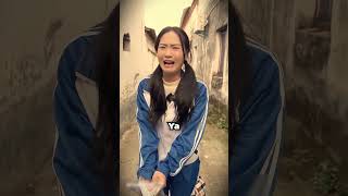 Encontró a una mujer con el mismo collar de su madre