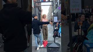 런던 옥스퍼드 스트리트에서 열린 IMPOSSIBLE 데드핸드 챌린지… 😳