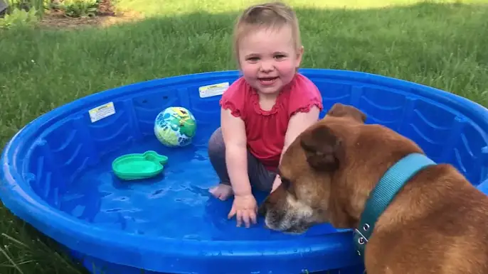 أطفال يلعبون المياه لأول مرة ★ مضحك وفشل تجميع الفيديو