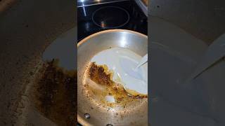 스틸 팬에 담긴 크리미 버팔로 치킨 허벅지