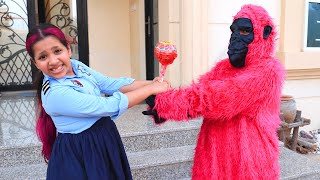 شرطية شفا تعلم  الغوريلا !! Shfa pretend  Police chase Gorilla