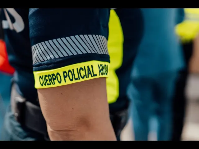 Polis hopi lihe a brinda ayudo na señora cu tabata cana perdi riba caya