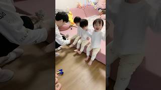 宝爸的 流水线工作开始啦😂😂#家有萌娃 #三胞胎vlog #爸爸帶娃記 #lovelybaby #lovelygirl