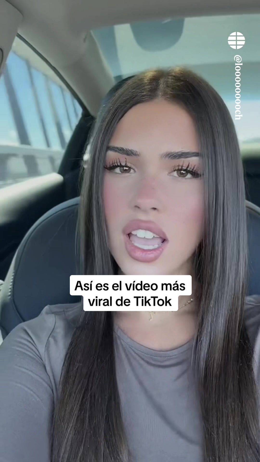 Tararea una canción y se atusa el pelo. Apenas 12 segundos. 700 millones de reproducciones. Sí, así de simple es el vídeo más viral de TikTok.  Los millones de visualizaciones que acumula han abierto un debate sobre los contenidos que toman protagonismo en redes sociales. Muchos usuarios se han hecho la misma pregunta: ¿Cómo un contenido tan trivial puede ser tan exitoso? #noticiastiktok #influencer #redessociales #praisejahinthemoonlight #viral 