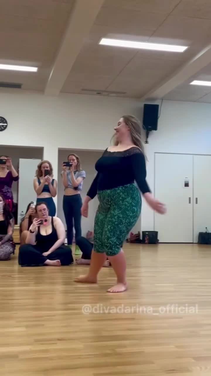 🎉 Reuploading one of the most famous videos on my page! 😱 21 million views, 10,000 comments, and over 100,000 new followers! Thank you for all your incredible support! 🙌💃 While you’re watching, let me remind you of some exciting news! In the coming months, I’ll be visiting these countries with my workshops and show : 🇨🇱 Chile 🇲🇽 Mexico 🇹🇼 Taiwan 🇪🇸 Spain 🇬🇧 UK ✨ And… registration for the NEW TRIMESTER of my online school “BE A DIVA” is opening soon! ✨ If you’ve been wanting to join our international Diva community, now is your chance to study with me and become my student from anywhere in the world! ❤️ Stay tuned and get ready! 💫 #divadarina #beadiva #bellydance