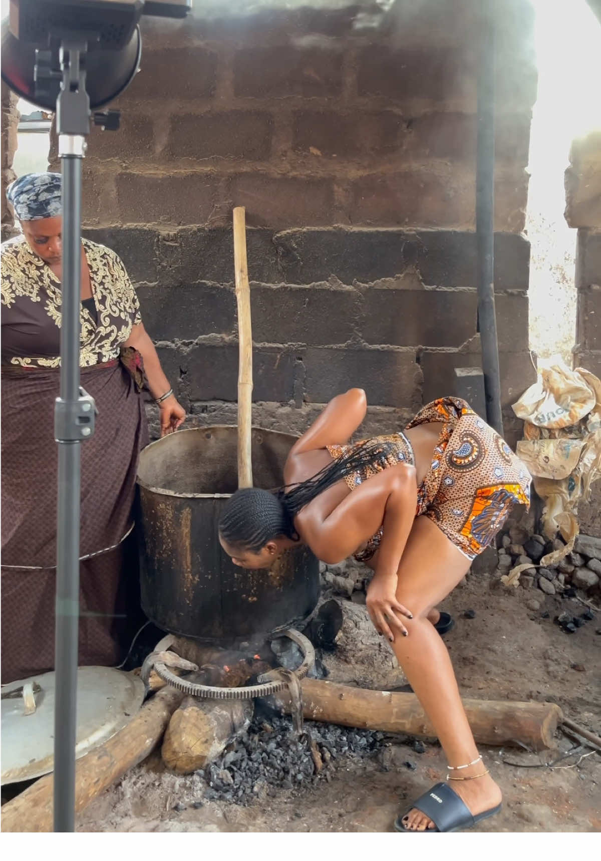 You can’t take the village girl away from me. Proper Isoko girl from Irri. This video has racked up over 13million views on Facebook and still racking, so I said let me post it here for y’all🤣.